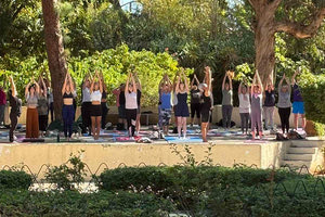 Ήρθε από το Λος Άντζελες και κάνει δωρεάν μαθήματα γιόγκα στους ενθουσιασμένους Ρεθυμνιώτες