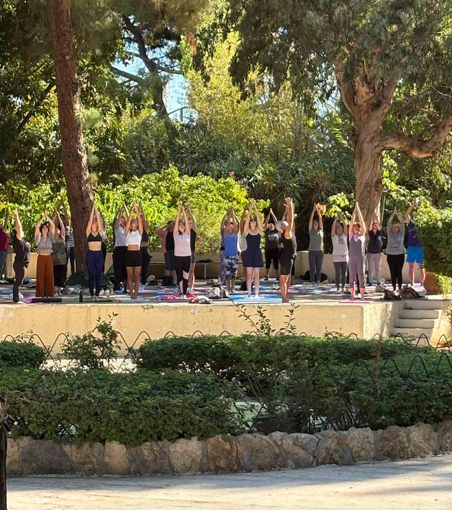Ήρθε από το Λος Άντζελες και κάνει δωρεάν μαθήματα γιόγκα στους ενθουσιασμένους Ρεθυμνιώτες
