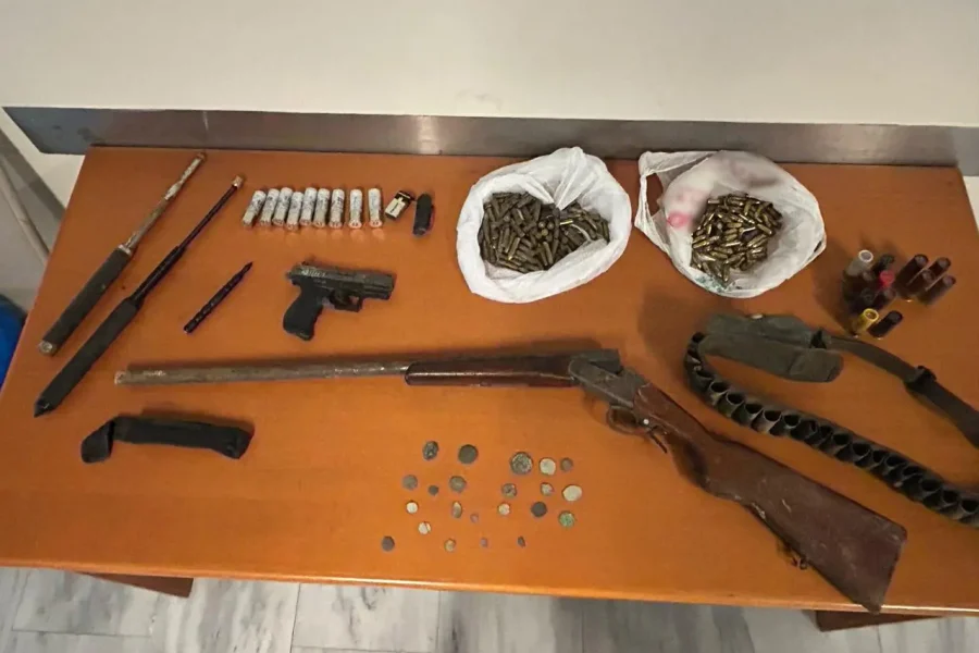 (ΦΩΤΟ) Δείτε τα όπλα που βρέθηκαν στην κατοχή του γαμπρού του 39χρονου Φανούρη Καργάκη