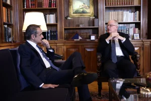 Μητσοτάκης σε Τασούλα: «Από σήμερα δίνεται το επίδομα των €250 σε συνταξιούχους»