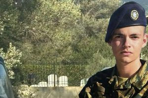 Θρήνος στο Τυμπάκι: «Ένα κοπέλι έσβησε από μια χειροβομβίδα»… Η σπαρακτική μαντινάδα του πατέρα