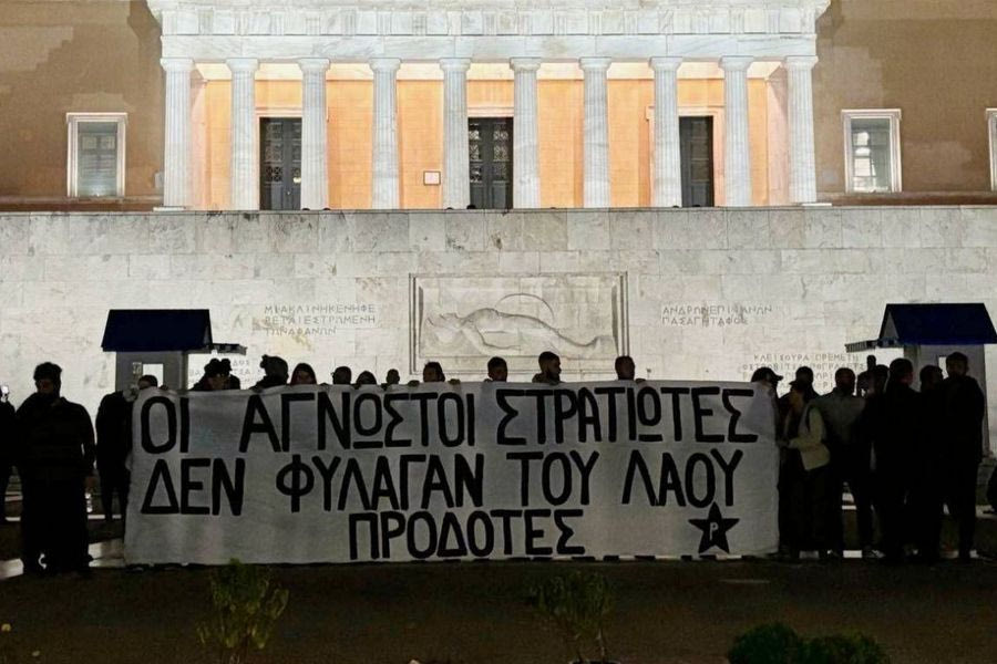 Παρέμβαση Ρουβίκωνα στον Άγνωστο Στρατιώτη – Έριξαν χημικά τα ΜΑΤ