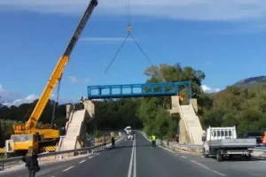 Ολοκληρώθηκε με επιτυχία η τοποθέτηση της πρώτης μεταλλικής πεζογέφυρας στο τμήμα Γεωργιούπολη – Πετρές του ΒΟΑΚ