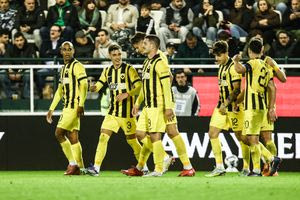 Super League: Με χατ τρικ του Γιόβιτς η ΑΕΚ πέρασε από τη Λεωφόρο και έμεινε στο κυνήγι του τίτλου