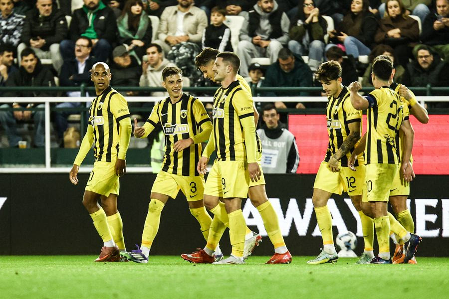 Super League: Με χατ τρικ του Γιόβιτς η ΑΕΚ πέρασε από τη Λεωφόρο και έμεινε στο κυνήγι του τίτλου