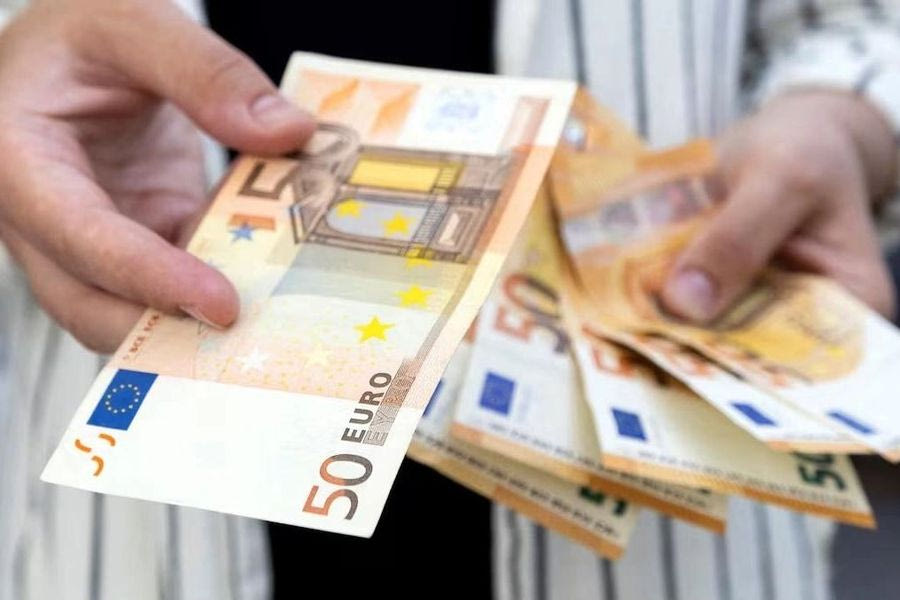 Υπάλληλος έλαβε κατά λάθος τους μισθούς 34 συναδέλφων του και αρνείται να επιστρέψει τα 74.000 ευρώ