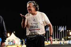 42ος Αυθεντικός Μαραθώνιος Αθήνας 2025: Συγκίνηση στον τερματισμό του τελευταίου δρομέα