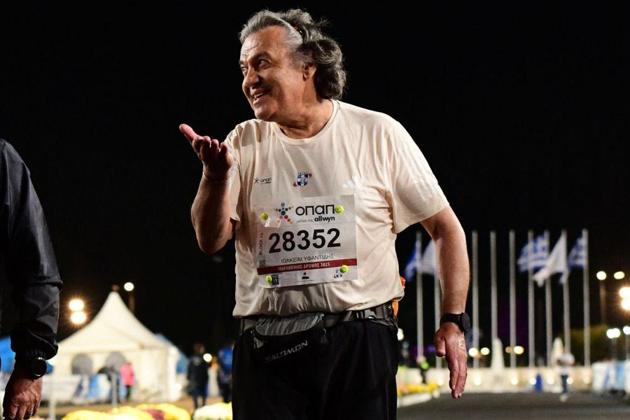 42ος Αυθεντικός Μαραθώνιος Αθήνας 2025: Συγκίνηση στον τερματισμό του τελευταίου δρομέα