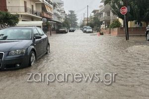 Χανιά: Πλημμύρισαν δρόμοι στη Νέα Χώρα από τη μεγάλη νεροποντή – Εικόνες