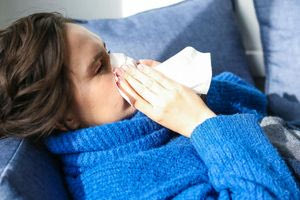 Γιατρός εξηγεί πώς να διακρίνετε την γρίπη από το κοινό κρυολόγημα