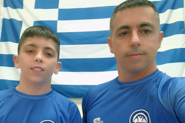 Πατέρας και γιος σήκωσαν ψηλά την ελληνική σημαία