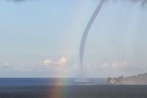 (ΦΩΤΟ) Υδροστρόβιλος και ουράνιο τόξο στον ουρανό του Ρεθύμνου