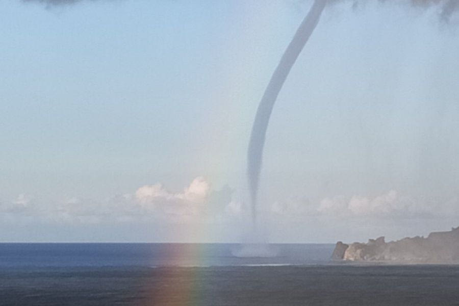 (ΦΩΤΟ) Υδροστρόβιλος και ουράνιο τόξο στον ουρανό του Ρεθύμνου