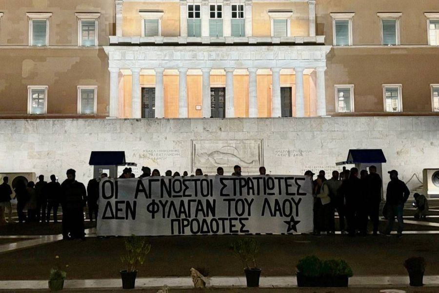 Διώξεις για τους 23 συλληφθέντες του Ρουβίκωνα μετά την παρέμβαση με πανό στον «Άγνωστο Στρατιώτη»