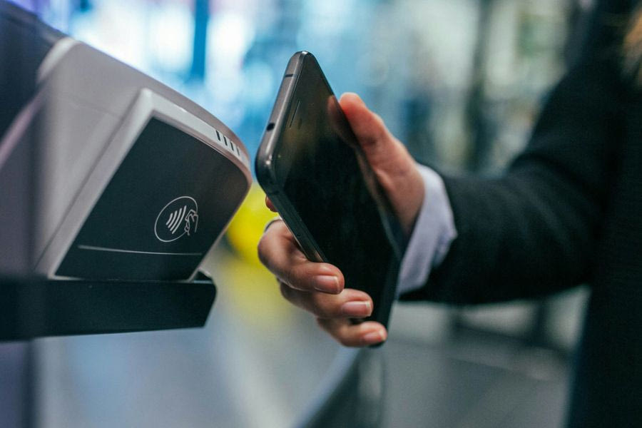 Το IRIS επεκτείνεται: Πληρωμές σε βενζινάδικα και ταξί – Αυξάνονται τα όρια από τον Ιανουάριο