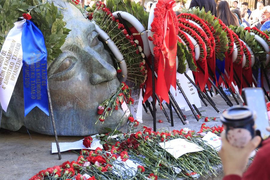 Πολυτεχνείο: Με την πορεία στην πρεσβεία των ΗΠΑ κορυφώνονται οι εκδηλώσεις – Πλήθος κόσμου στον ιστορικό χώρο