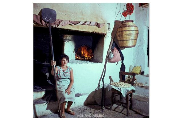 Kρητικιά σε χωριάτικο ξυλόφουρνο, το 1970