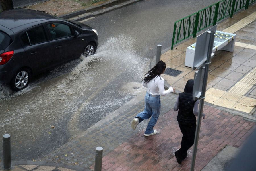 Έκτακτο Δελτίο ΕΜΥ: Τριήμερο με ισχυρές βροχές και καταιγίδες – Πως θα επηρεαστεί η Κρήτη