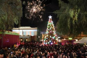 Με Νίκο Πορτοκάλογλου… και αθόρυβα πυροτεχνήματα ανάβει σήμερα το δέντρο