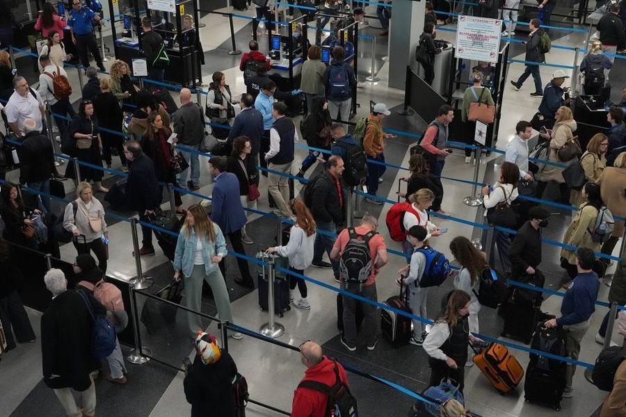 Χάος στα αεροδρόμια των ΗΠΑ λόγω του shutdown – Ακυρώθηκαν πάνω από 1.400 πτήσεις