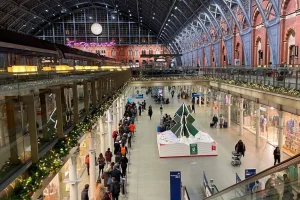 Λονδίνο: Tο χριστουγεννιάτικο δέντρο του σταθμού St. Pancras φωτίζει τα όνειρα μικρών ασθενών