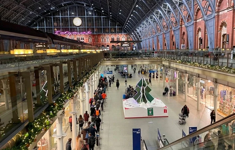 Λονδίνο: Tο χριστουγεννιάτικο δέντρο του σταθμού St. Pancras φωτίζει τα όνειρα μικρών ασθενών