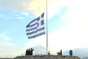 Ημέρα των Ενόπλων Δυνάμεων: Συγκινητικές στιγμές κατά την έπαρση της σημαίας στην Ακρόπολη