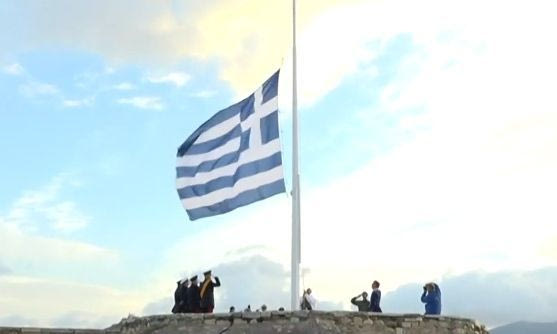 Ημέρα των Ενόπλων Δυνάμεων: Συγκινητικές στιγμές κατά την έπαρση της σημαίας στην Ακρόπολη