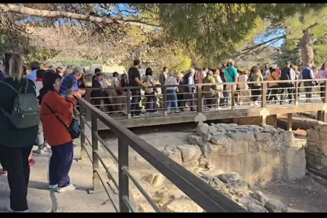 Συγκίνησαν το κοινό οι «Χαρτοδιαδρομές» στο ανάκτορο της Κνωσού