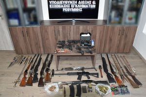 (ΦΩΤΟ) «Έφοδος» της αστυνομίας για όπλα – Πέντε συλλήψεις