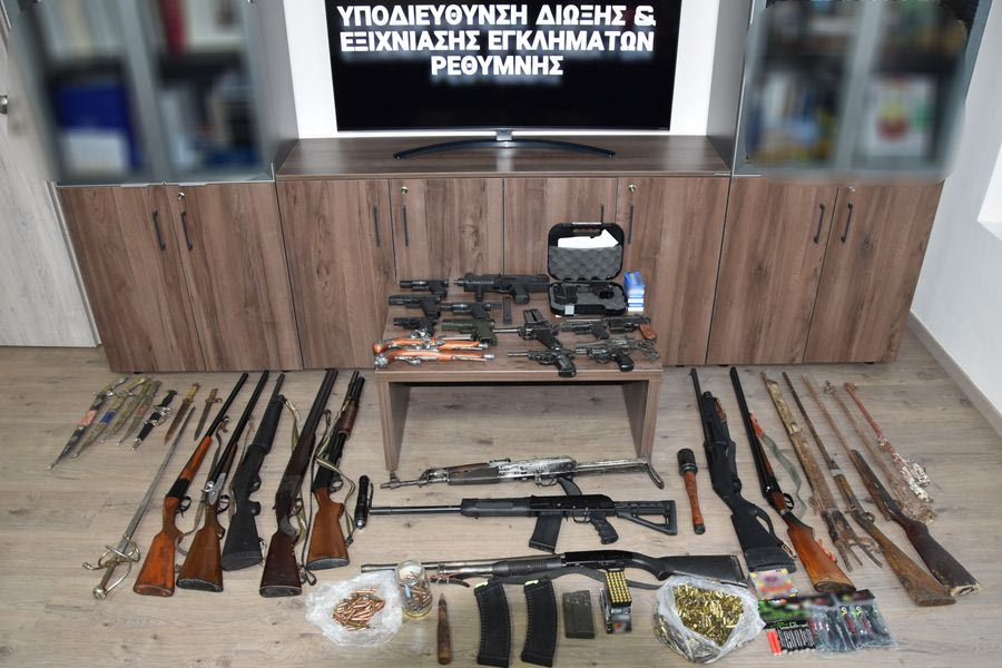 (ΦΩΤΟ) «Έφοδος» της αστυνομίας για όπλα – Πέντε συλλήψεις