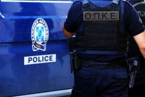 Απίστευτο περιστατικό στην Πετρούπολη: Χειροπέδες σε μαθητή – Μπήκε στο σχολείο με μπαλτά