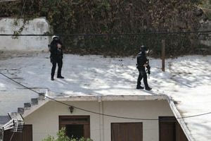 Από καλάσνικοφ ο θάνατος της 56χρονης στα Βορίζια – Τι όπλα είχαν ο Καργάκης και τα 4 αδέρφια της άλλης οικογένειας που έχουν συλληφθεί