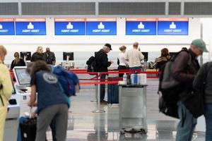 ΗΠΑ: Ακυρώσεις και καθυστερήσεις σε πάνω από 2.000 πτήσεις λόγω shutdown – Ποια αεροδρόμια έχουν επηρεαστεί