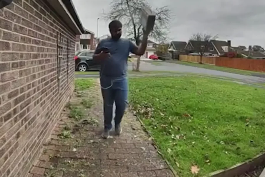 Κούριερ της Amazon πετάει με οργή στο έδαφος το χριστουγεννιάτικο δώρο μικρού παιδιού – Δείτε το βίντεο