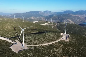 Όμιλος ΔΕΗ: Ολοκληρώθηκε η κατασκευή αιολικού πάρκου 36 MW στη Φωκίδα