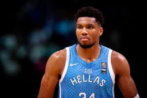 “Τι ηλιθιότητες είναι αυτές; Αφήστε το παιδί ήσυχο”: Το σχόλιο Αντετοκούνμπο για ερώτηση δημοσιογράφου στον Τσιτσιπά