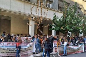 Έξω από το Υπουργείο Υγείας οι εργαζόμενοι του νοσοκομείου Αγίου Νικολάου