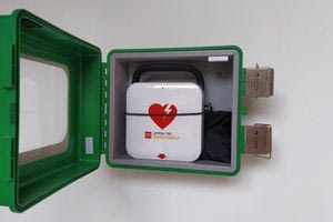 Τοποθέτησαν τους απινιδωτές αλλά δεν τους αλλάζουν μπαταρίες!