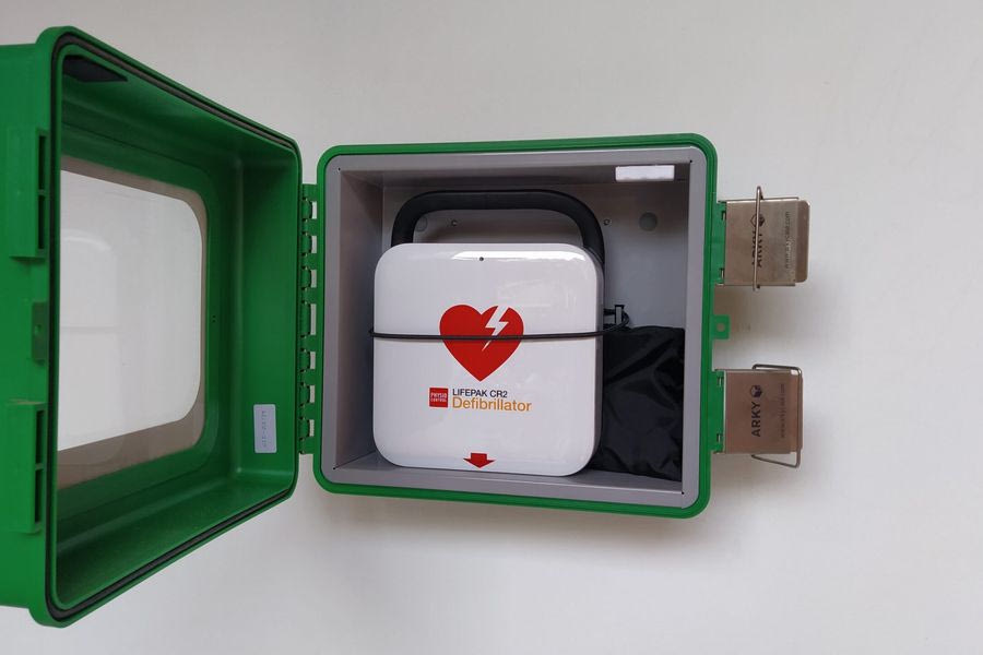 Τοποθέτησαν τους απινιδωτές αλλά δεν τους αλλάζουν μπαταρίες!