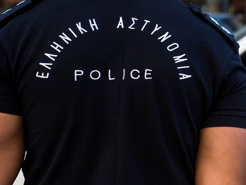 Αστυνομικός έσωσε γυναίκα από κακοποίηση και… βρίσκει τον μπελά του