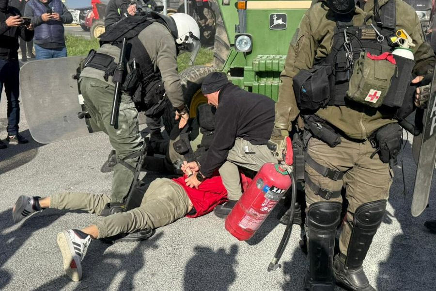 Χημικά στον Πλατύκαμπο, ένταση στον κόμβο της Νίκαιας μεταξύ αγροτών και αστυνομικών