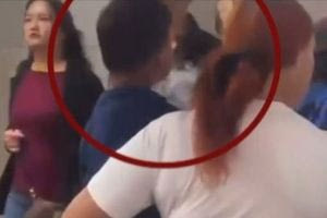 Αδιανόητο: Παιδάκι καπνίζει ηλεκτρονικό τσιγάρο στην αγκαλιά της μητέρας του – Δείτε βίντεο