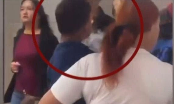 Αδιανόητο: Παιδάκι καπνίζει ηλεκτρονικό τσιγάρο στην αγκαλιά της μητέρας του – Δείτε βίντεο