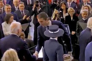 Τι ψιθύρισε τελικά ο Μπάρον Τραμπ στον Τζο Μπάιντεν στην ορκωμοσία του πατέρα του