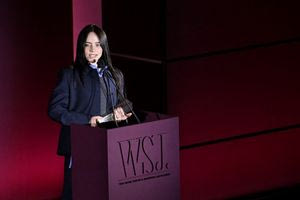 Η Μπίλι Άιλις προτρέπει τους πιο πλούσιους να «δώσουν τα λεφτά τους» σε ανθρώπους που τα χρειάζονται