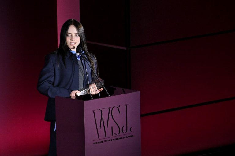 Η Μπίλι Άιλις προτρέπει τους πιο πλούσιους να «δώσουν τα λεφτά τους» σε ανθρώπους που τα χρειάζονται