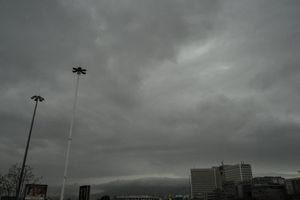 Σαρώνει η κακοκαιρία Adel με καταιγίδες και χαλάζι την Αττική – «Red Code» σε 4 περιοχές