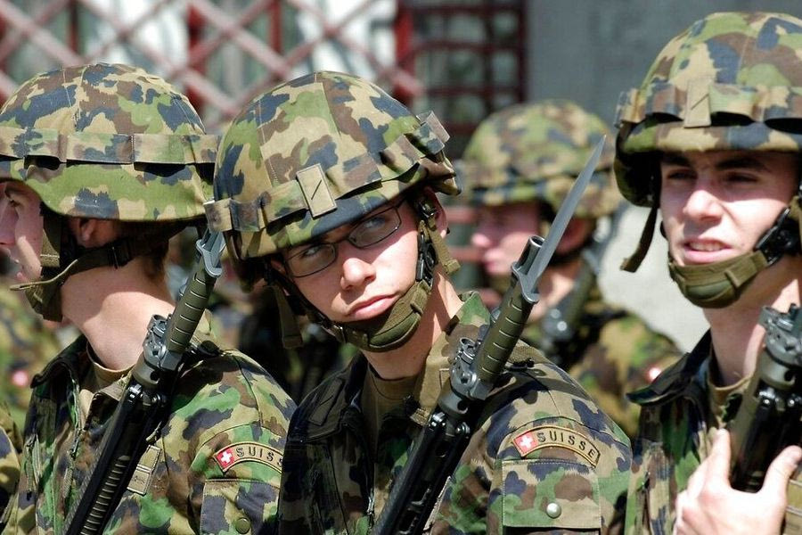 Ελβετία: Δημοψήφισμα για υποχρεωτική θητεία σε στρατό και πολιτικές υπηρεσίες για τις γυναίκες