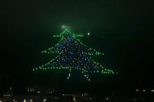 Αυτό είναι το μεγαλύτερο χριστουγεννιάτικο δέντρο στον κόσμο